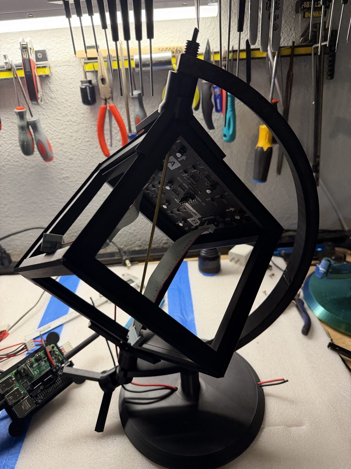 Diagonal support rod design running through the LED cube structure
